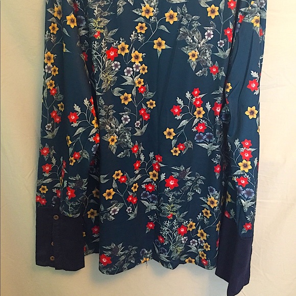 Misslook NWOT Floral Knit Top with 4-Button Cuff - Picture 6 of 6
